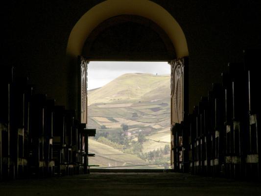 porte ouverte d’église vers dehors